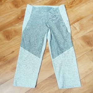 Outdoor Voices Two Tone Warm Up Capri Leggings dove ash gray black white sz Lg
